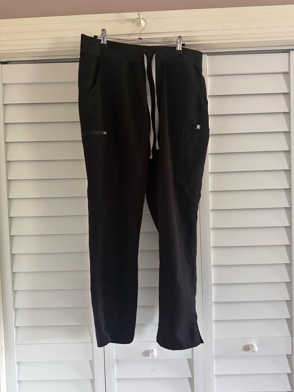 Women’s FIGS Black Straight Leg Scrub Pants